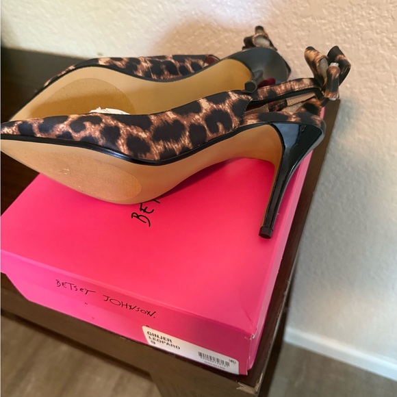 Betsey Johnson Leopard Print Slingback Heels with Bows - Picture 4 of 5